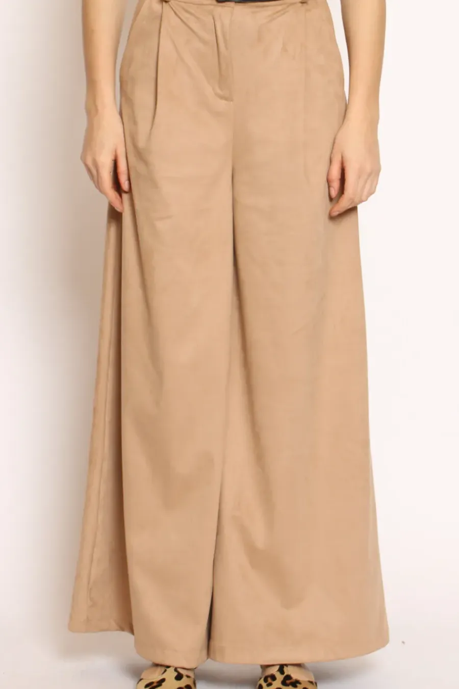 Have one Pantalone palazzo scamosciato con pinces sabbia